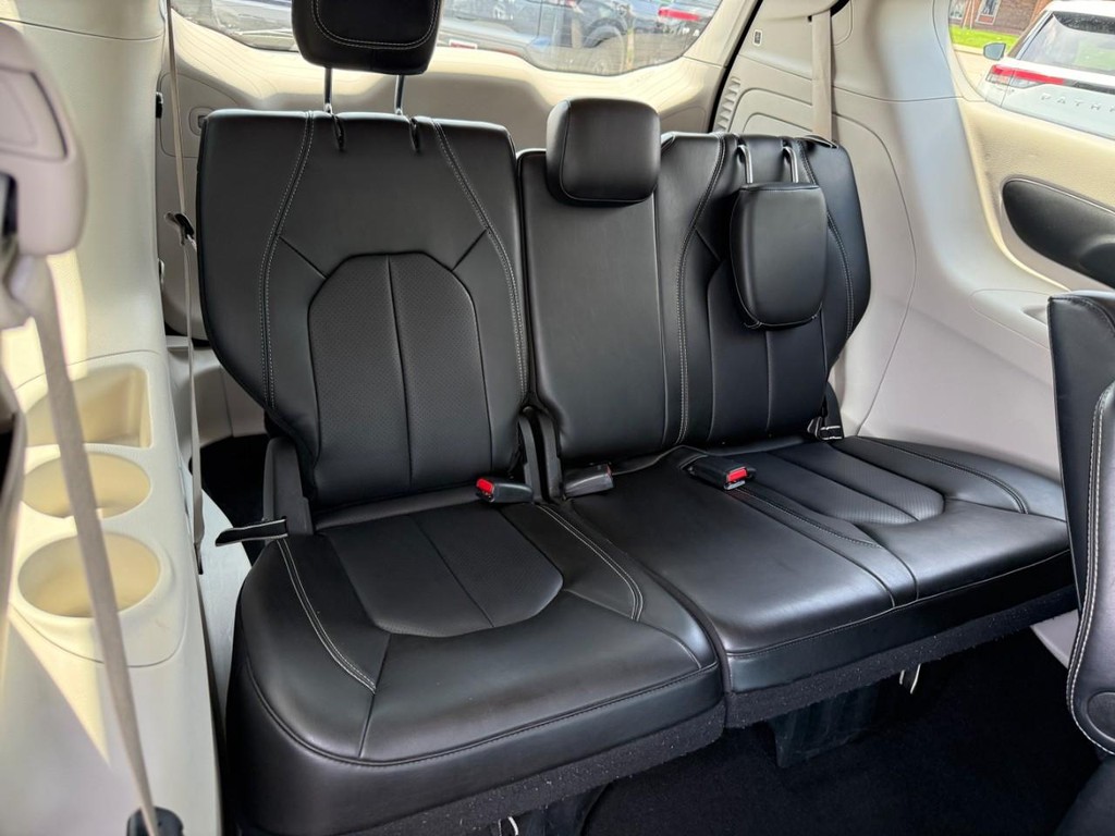 Chrysler Pacifica Vehicle Full-screen Gallery Image 11