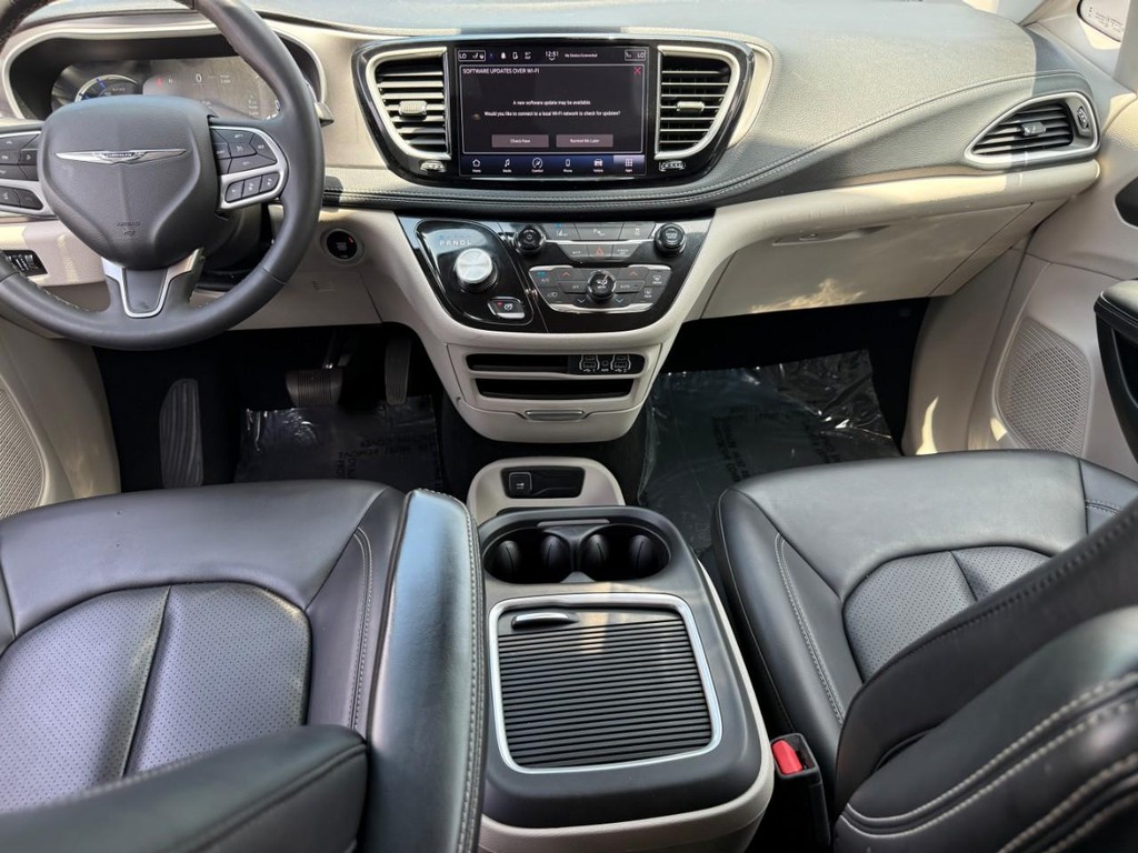 Chrysler Pacifica Vehicle Full-screen Gallery Image 12