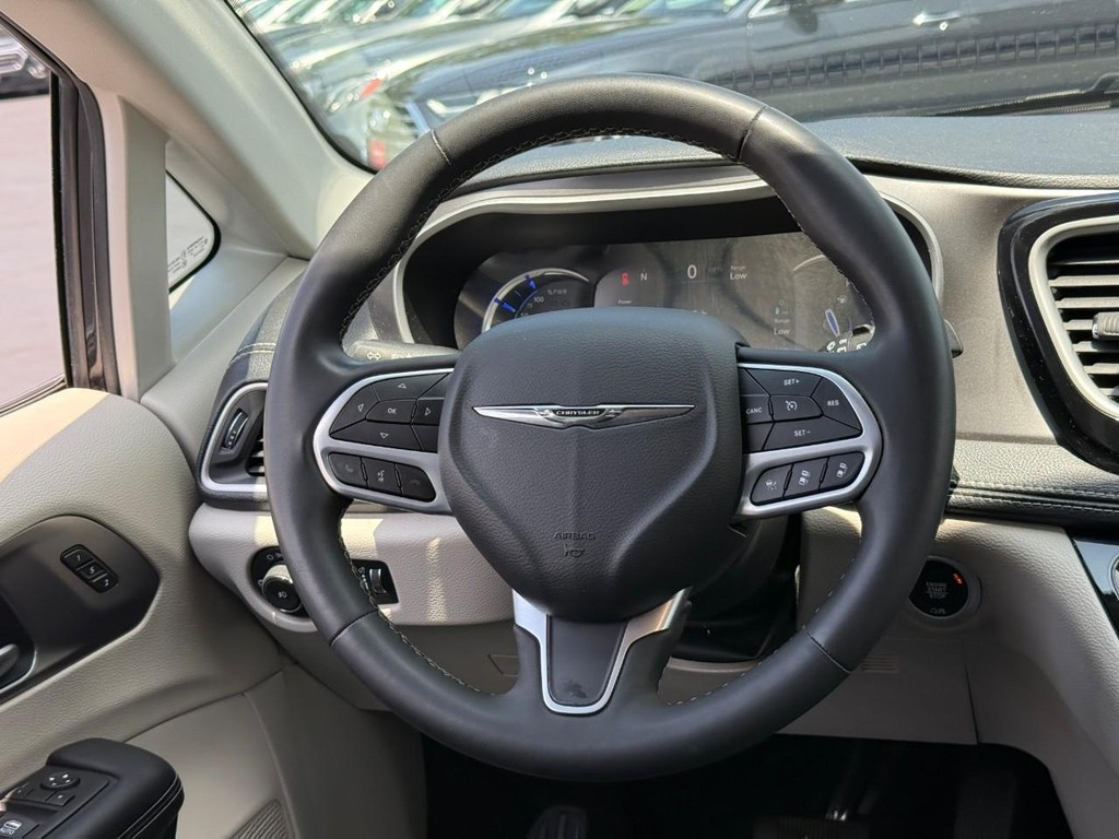 Chrysler Pacifica Vehicle Full-screen Gallery Image 13