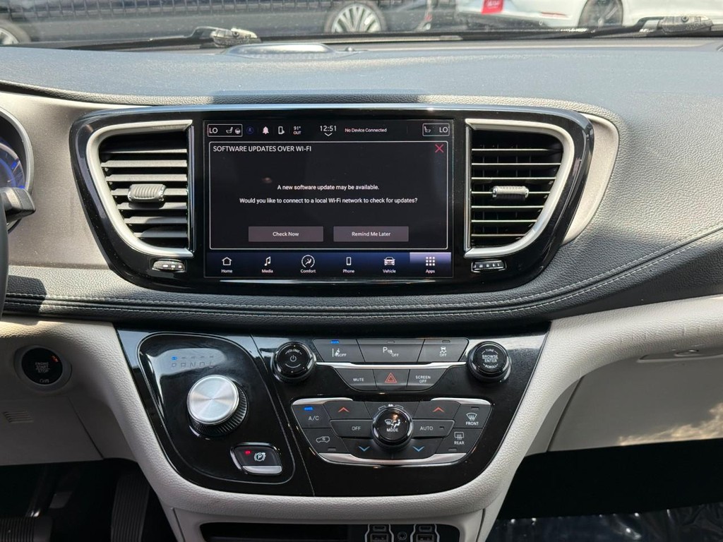 Chrysler Pacifica Vehicle Full-screen Gallery Image 14