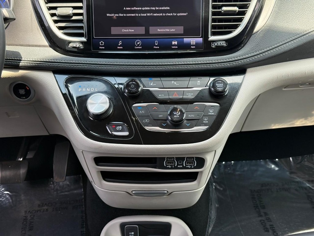 Chrysler Pacifica Vehicle Full-screen Gallery Image 15