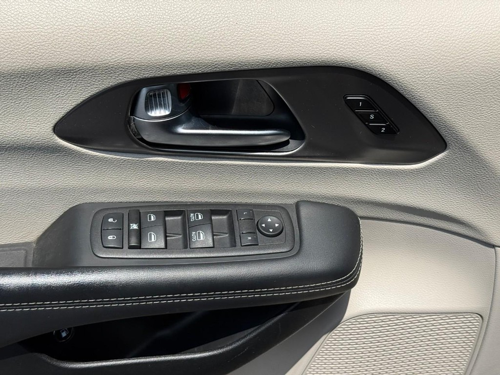 Chrysler Pacifica Vehicle Full-screen Gallery Image 16