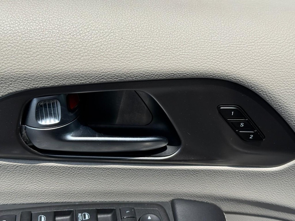 Chrysler Pacifica Vehicle Full-screen Gallery Image 17