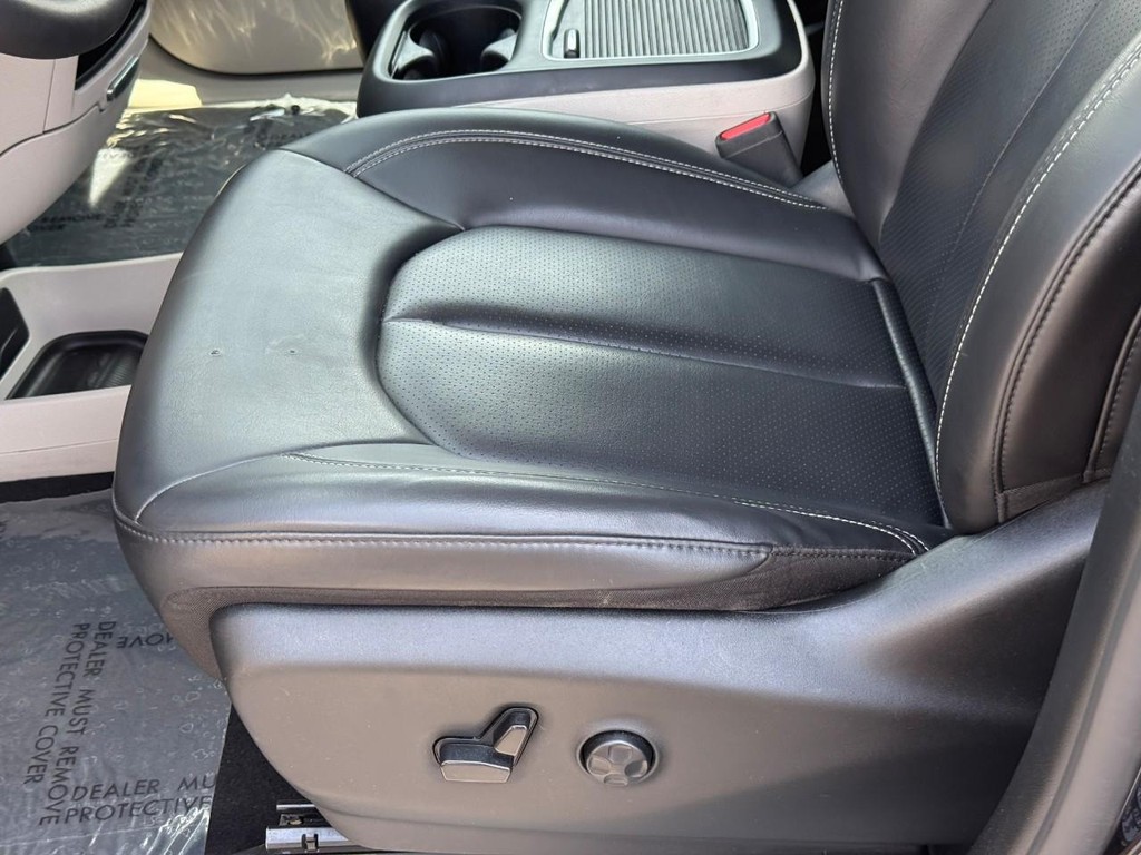 Chrysler Pacifica Vehicle Full-screen Gallery Image 18