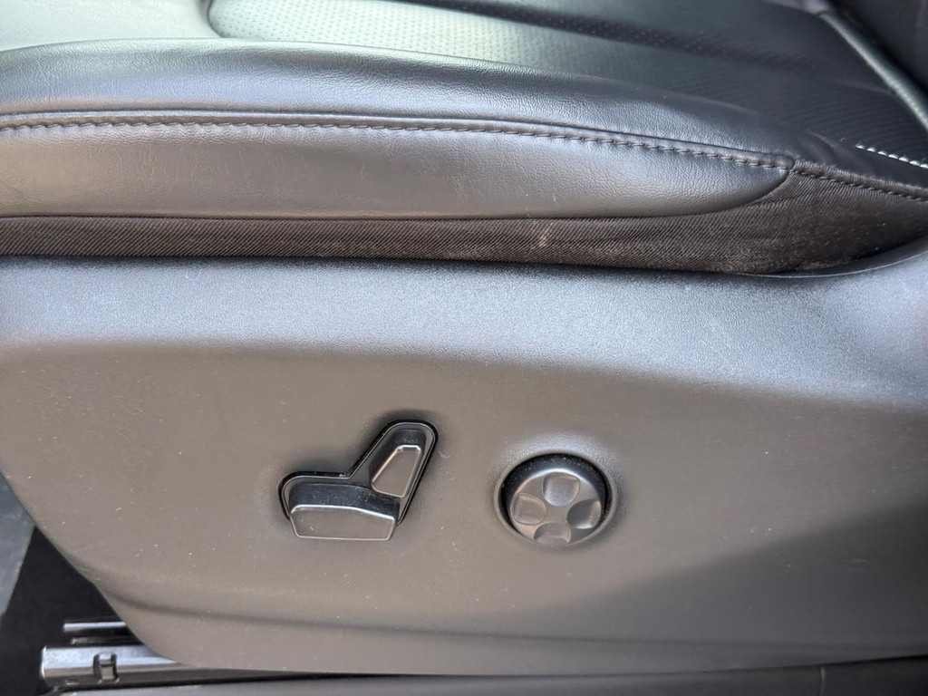 Chrysler Pacifica Vehicle Full-screen Gallery Image 19