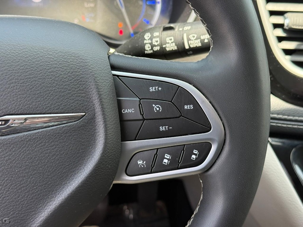 Chrysler Pacifica Vehicle Full-screen Gallery Image 21