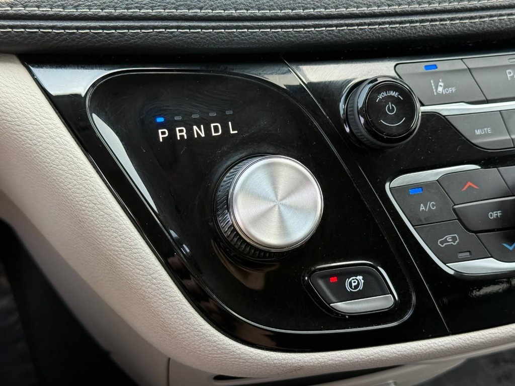 Chrysler Pacifica Vehicle Full-screen Gallery Image 22