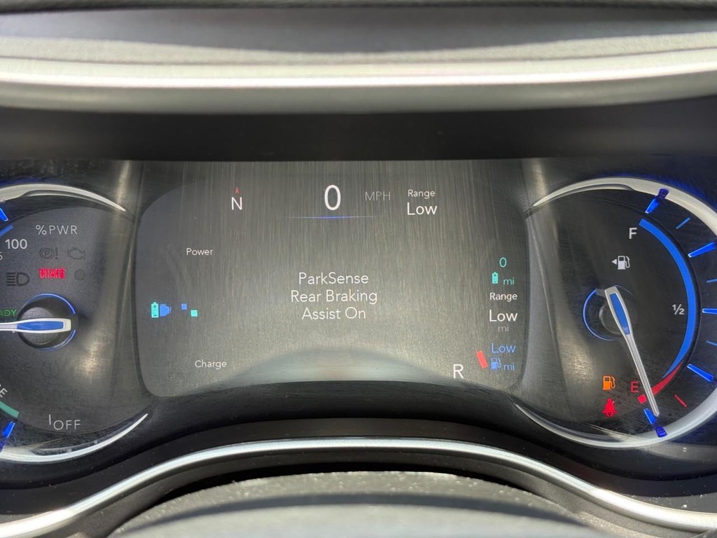Chrysler Pacifica Vehicle Full-screen Gallery Image 23