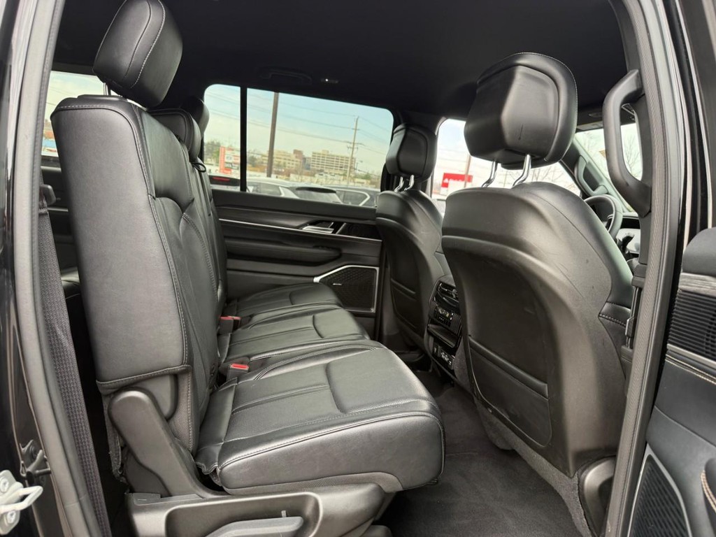 Jeep Wagoneer Vehicle Full-screen Gallery Image 11