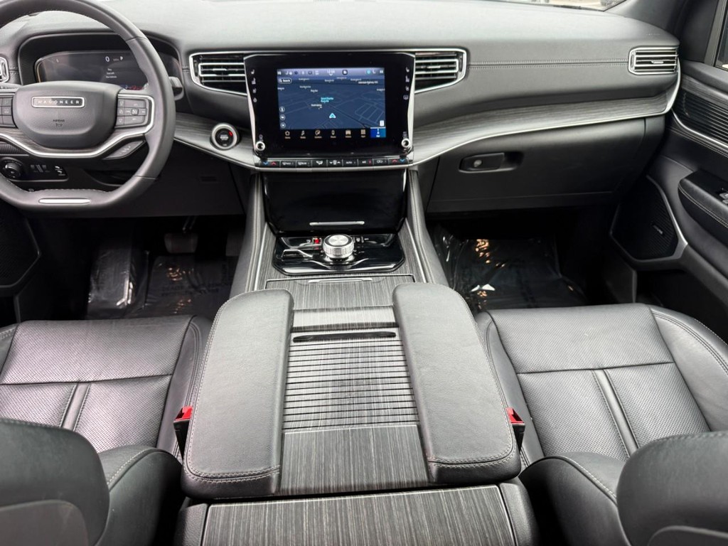 Jeep Wagoneer Vehicle Full-screen Gallery Image 13