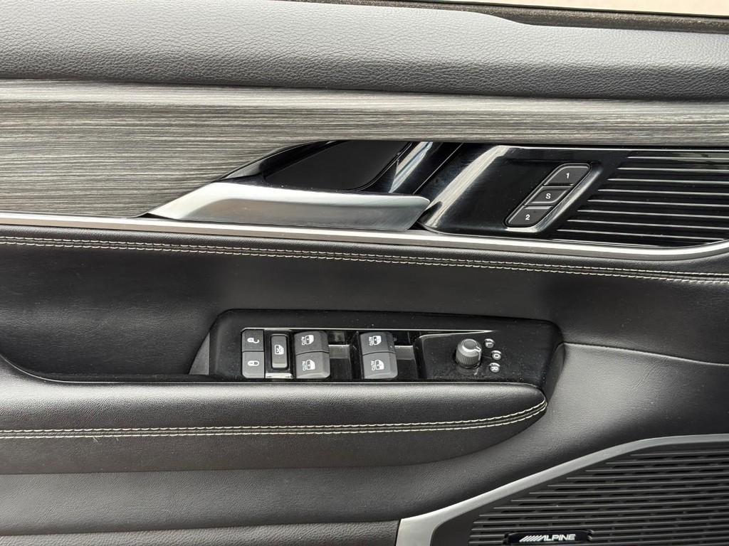 Jeep Wagoneer Vehicle Full-screen Gallery Image 18