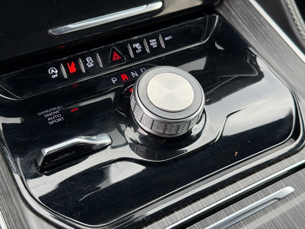 Jeep Wagoneer Vehicle Full-screen Gallery Image 24