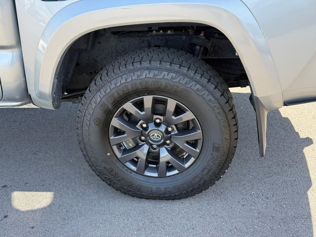 Toyota Tacoma 2WD Vehicle Full-screen Gallery Image 05