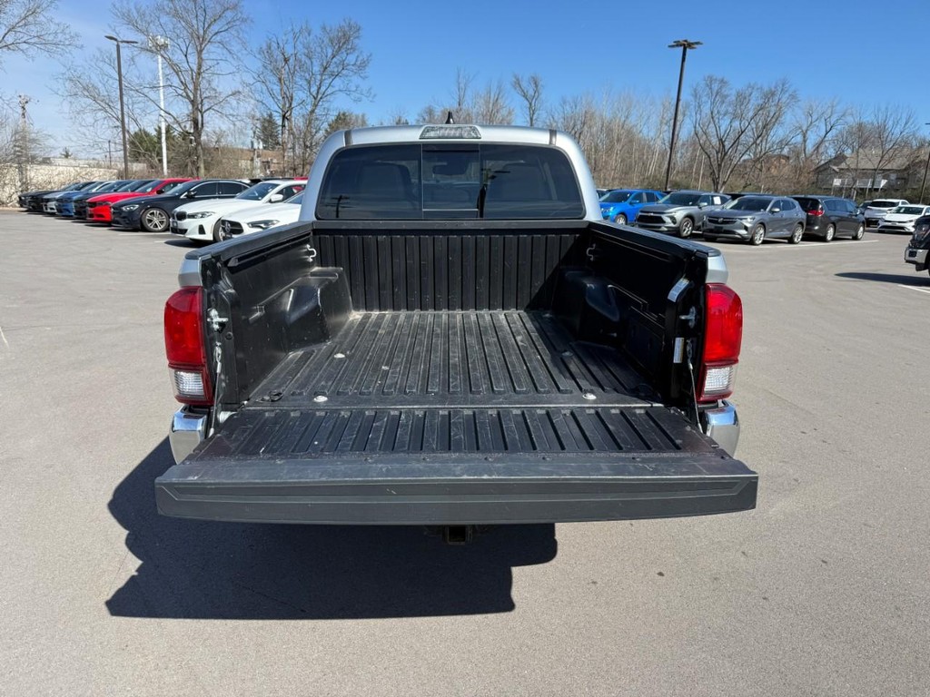 Toyota Tacoma 2WD Vehicle Full-screen Gallery Image 06