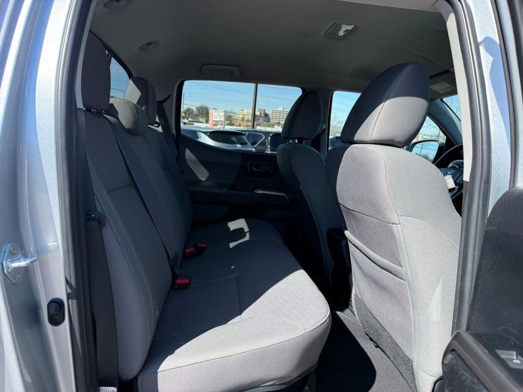 Toyota Tacoma 2WD Vehicle Full-screen Gallery Image 10