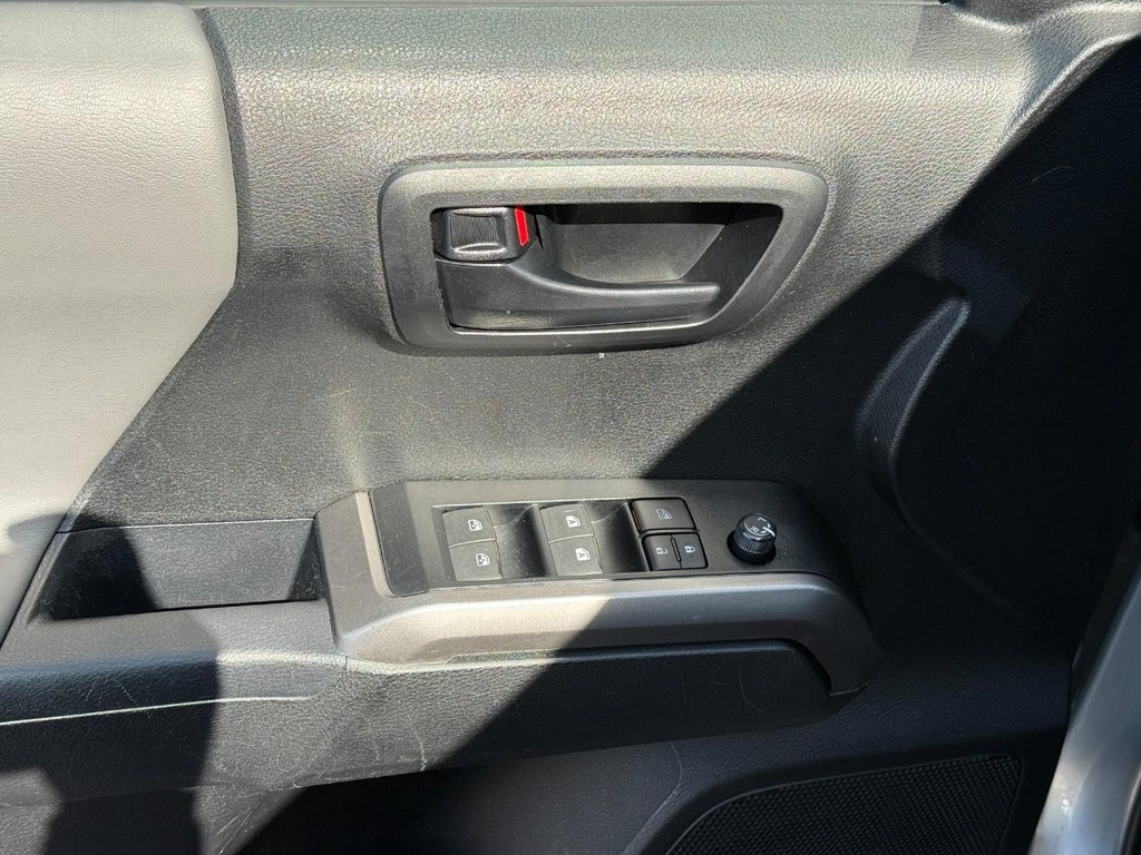 Toyota Tacoma 2WD Vehicle Full-screen Gallery Image 15