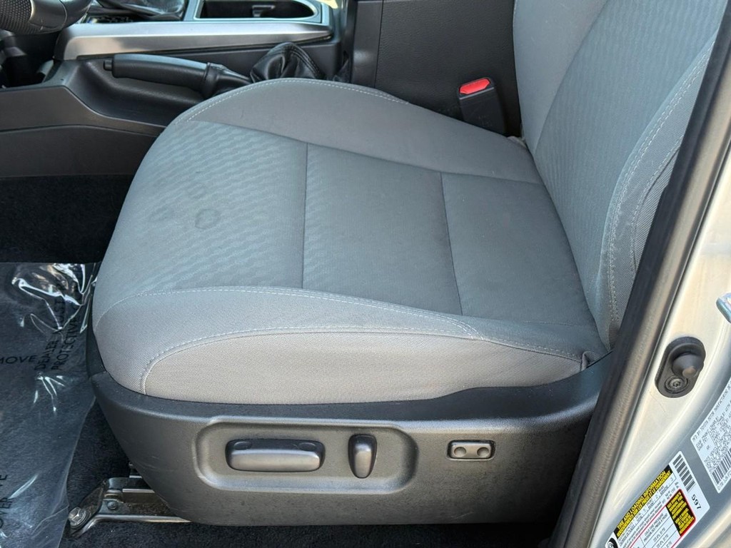 Toyota Tacoma 2WD Vehicle Full-screen Gallery Image 16