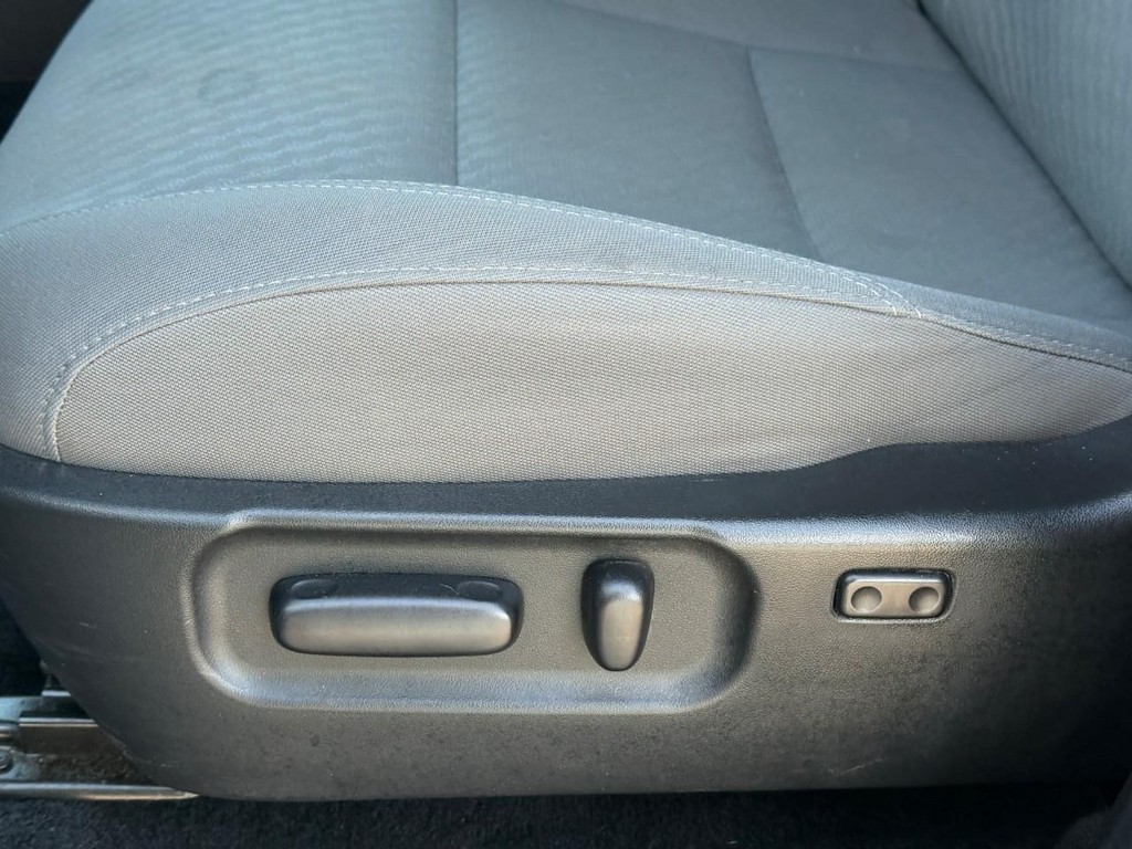 Toyota Tacoma 2WD Vehicle Full-screen Gallery Image 17