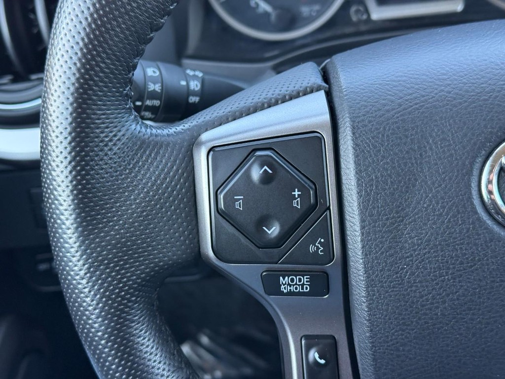 Toyota Tacoma 2WD Vehicle Full-screen Gallery Image 18
