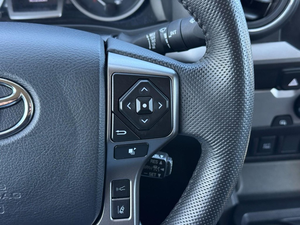 Toyota Tacoma 2WD Vehicle Full-screen Gallery Image 19