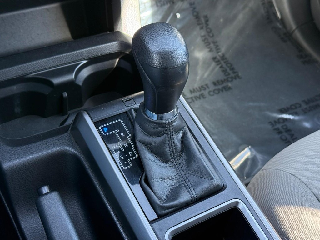 Toyota Tacoma 2WD Vehicle Full-screen Gallery Image 20
