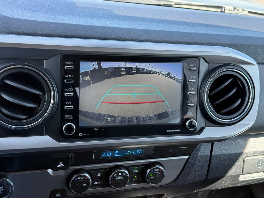 Toyota Tacoma 2WD Vehicle Full-screen Gallery Image 21
