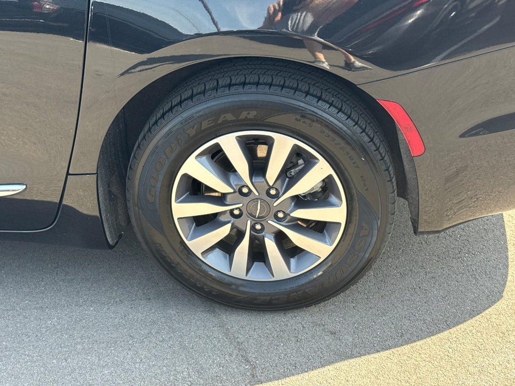 Chrysler Pacifica Vehicle Full-screen Gallery Image 05