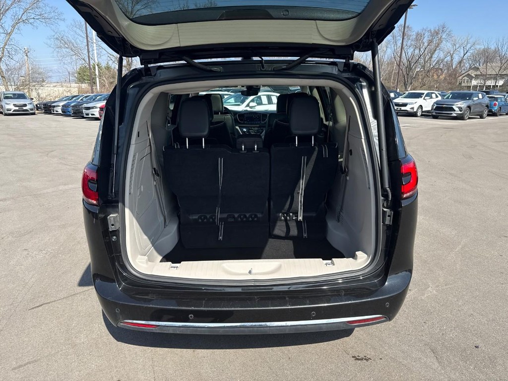 Chrysler Pacifica Vehicle Full-screen Gallery Image 06