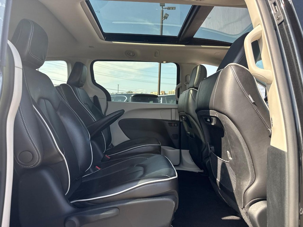 Chrysler Pacifica Vehicle Full-screen Gallery Image 10