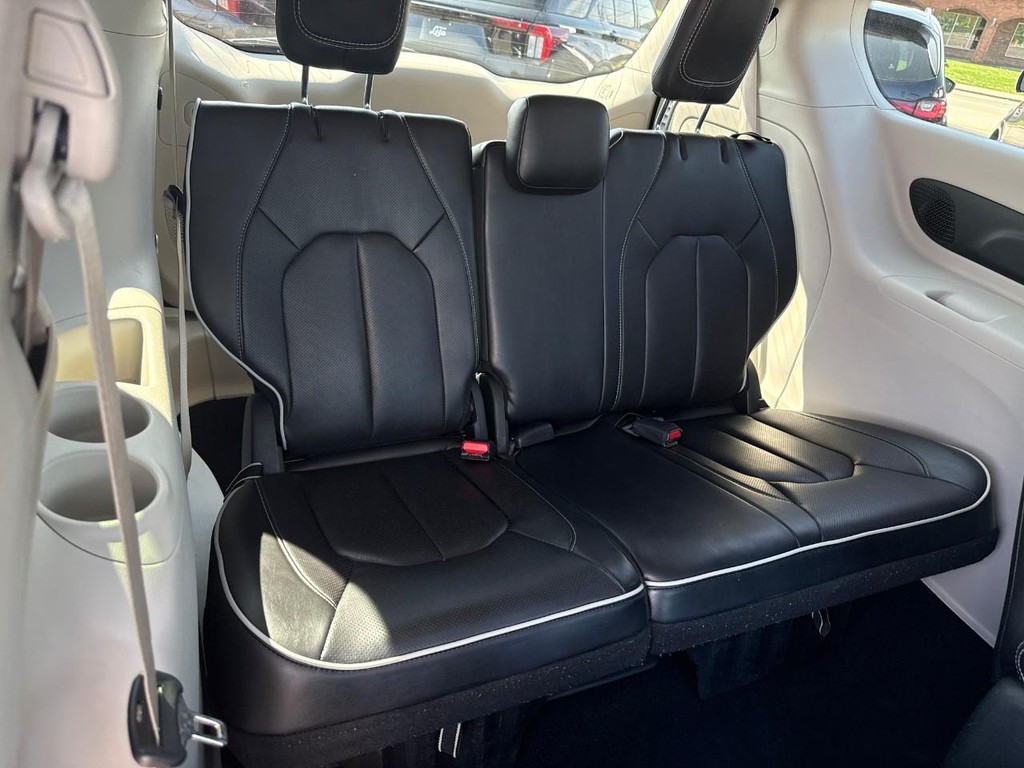 Chrysler Pacifica Vehicle Full-screen Gallery Image 11