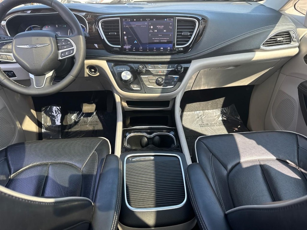 Chrysler Pacifica Vehicle Full-screen Gallery Image 12