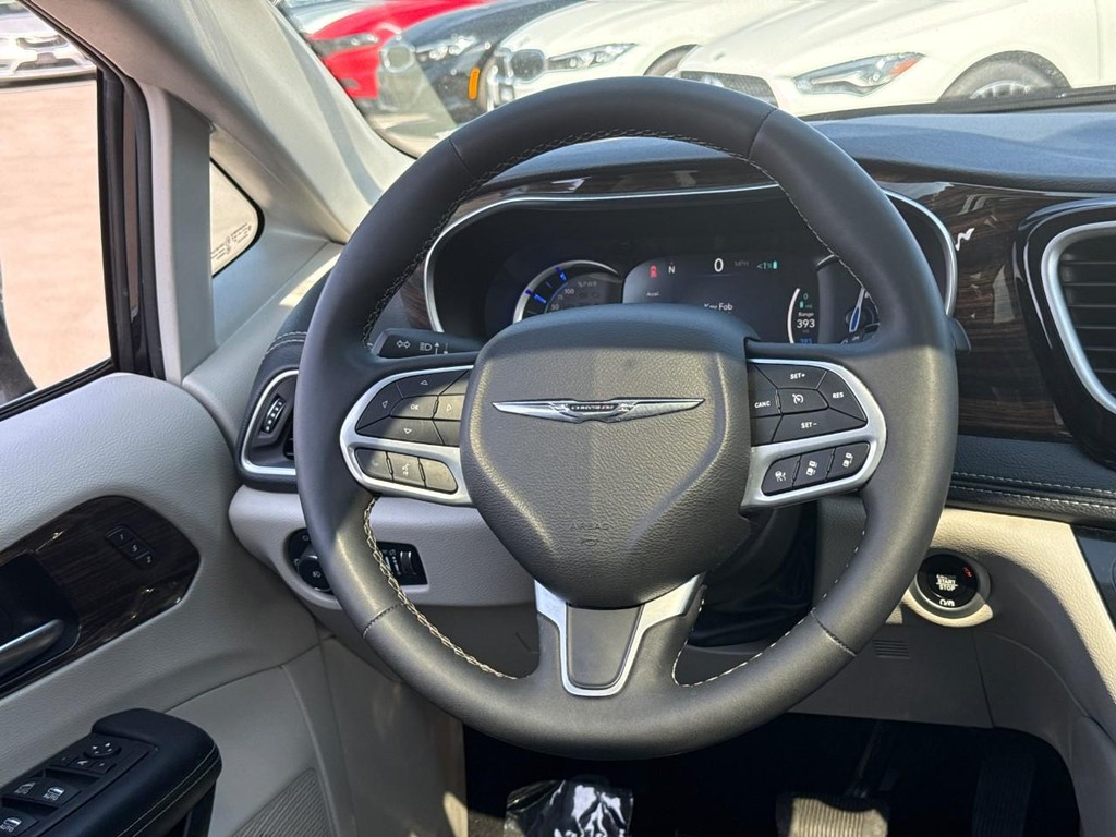 Chrysler Pacifica Vehicle Full-screen Gallery Image 13