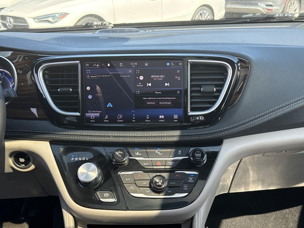 Chrysler Pacifica Vehicle Full-screen Gallery Image 14
