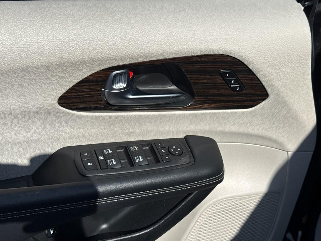 Chrysler Pacifica Vehicle Full-screen Gallery Image 16