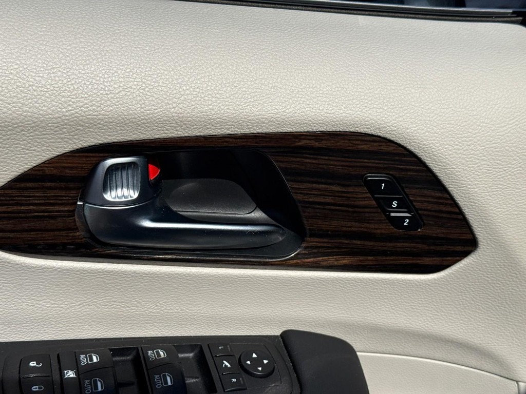 Chrysler Pacifica Vehicle Full-screen Gallery Image 17