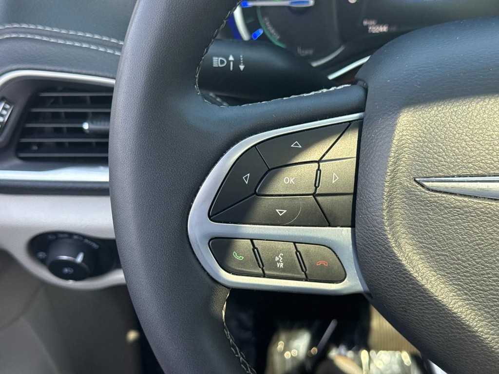 Chrysler Pacifica Vehicle Full-screen Gallery Image 20