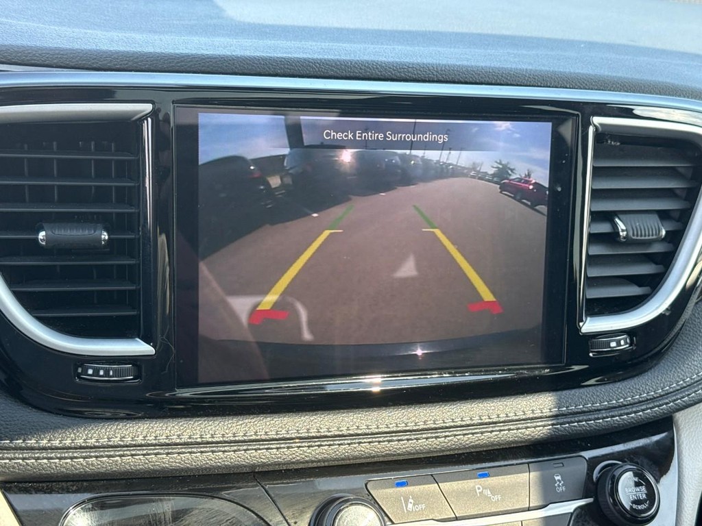 Chrysler Pacifica Vehicle Full-screen Gallery Image 24