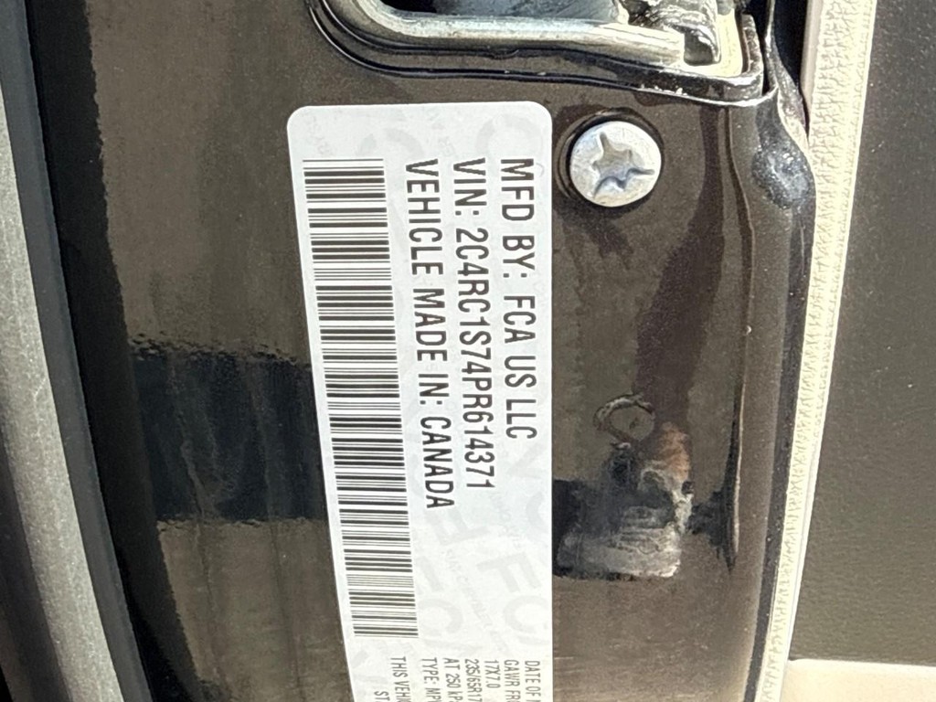 Chrysler Pacifica Vehicle Full-screen Gallery Image 25