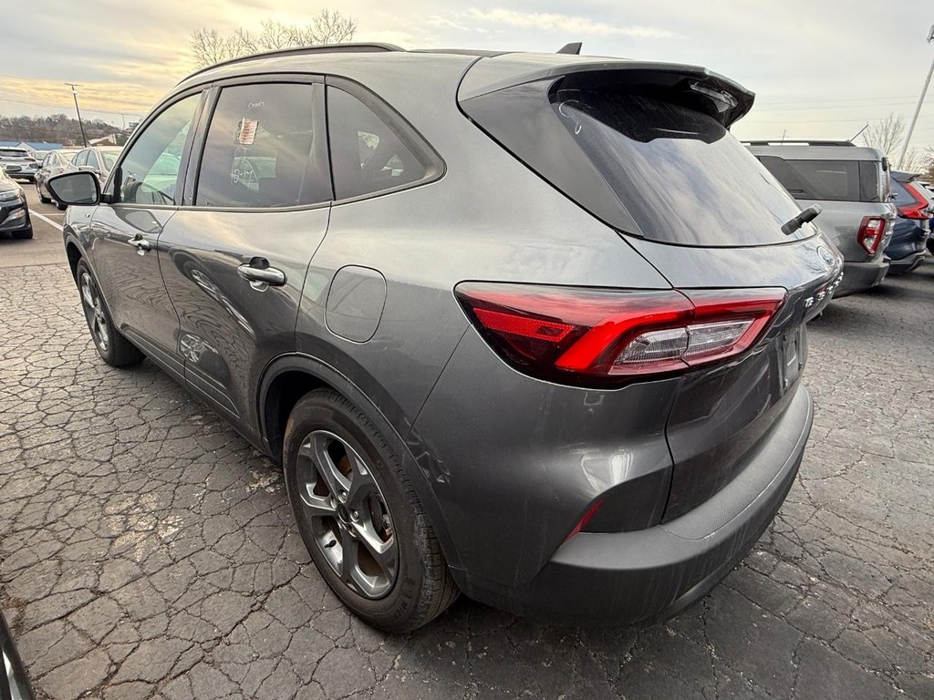 Ford Escape Vehicle Full-screen Gallery Image 03