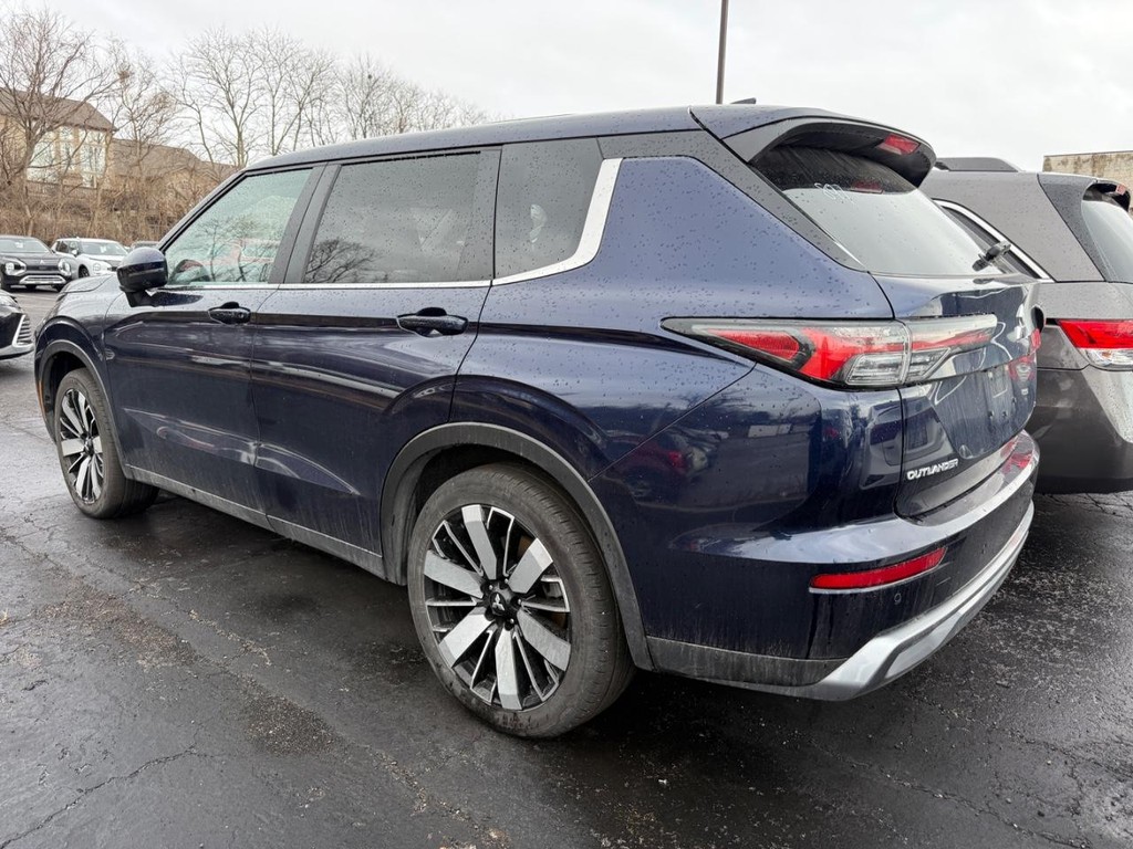 Mitsubishi Outlander Vehicle Full-screen Gallery Image 03