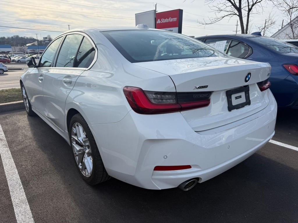 BMW 3 Series Vehicle Full-screen Gallery Image 03