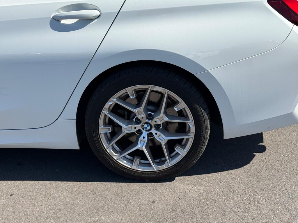 BMW 3 Series Vehicle Full-screen Gallery Image 05