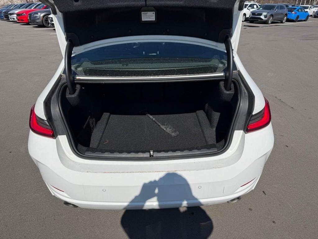 BMW 3 Series Vehicle Full-screen Gallery Image 06