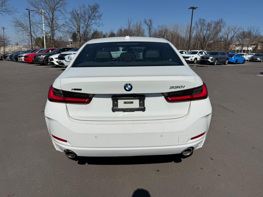 BMW 3 Series Vehicle Full-screen Gallery Image 07