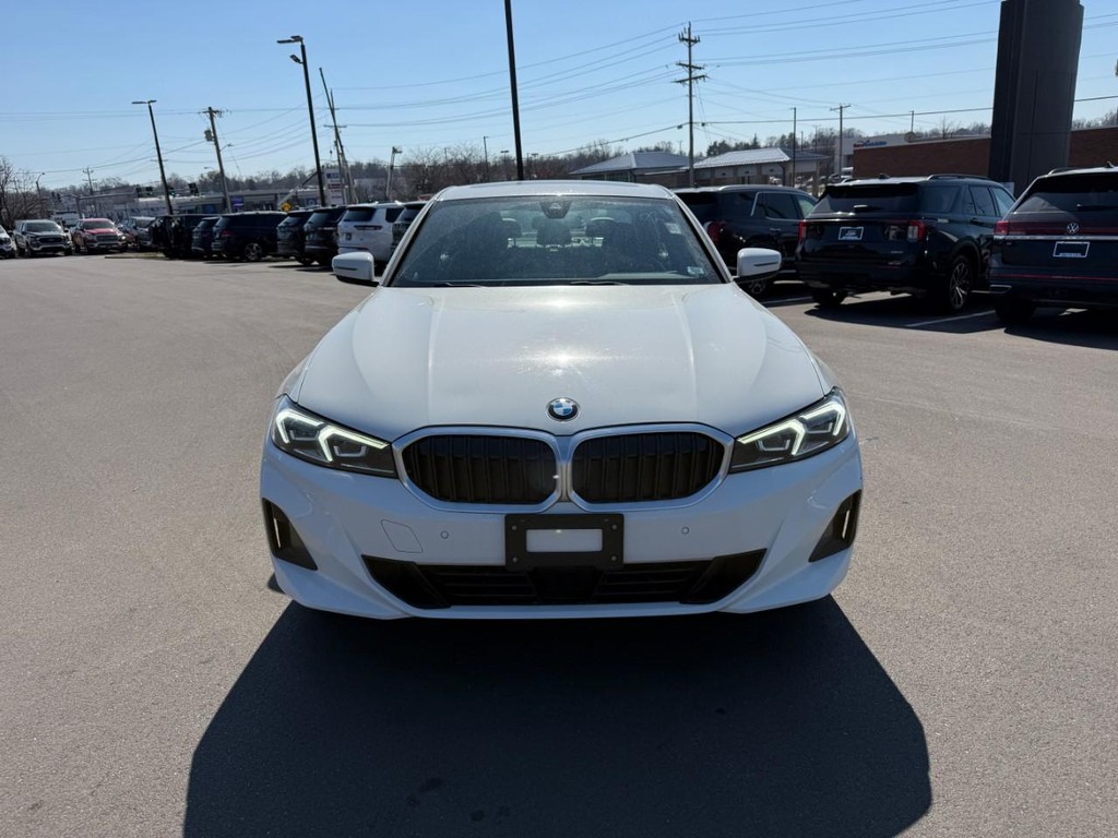 BMW 3 Series Vehicle Full-screen Gallery Image 09