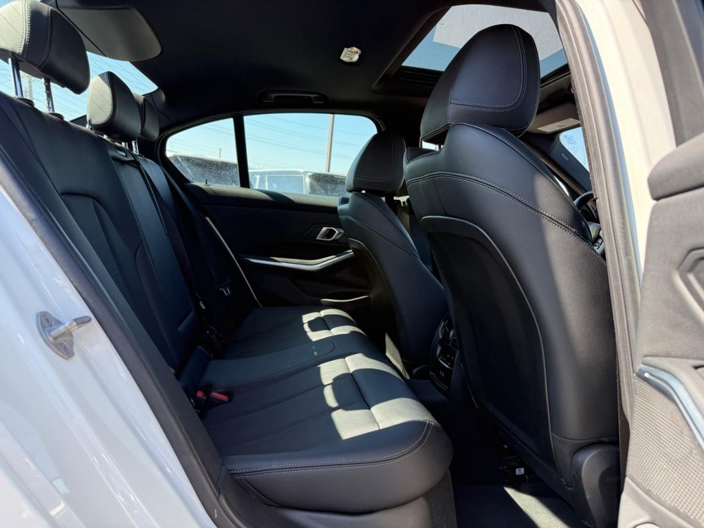 BMW 3 Series Vehicle Full-screen Gallery Image 10