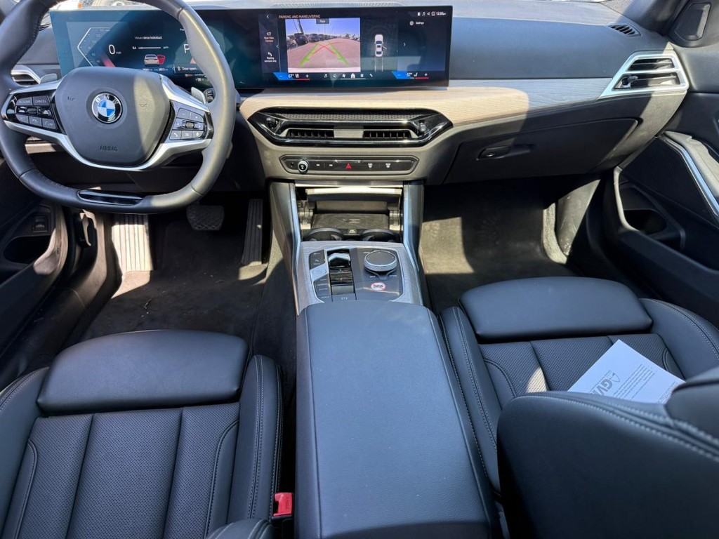BMW 3 Series Vehicle Full-screen Gallery Image 11