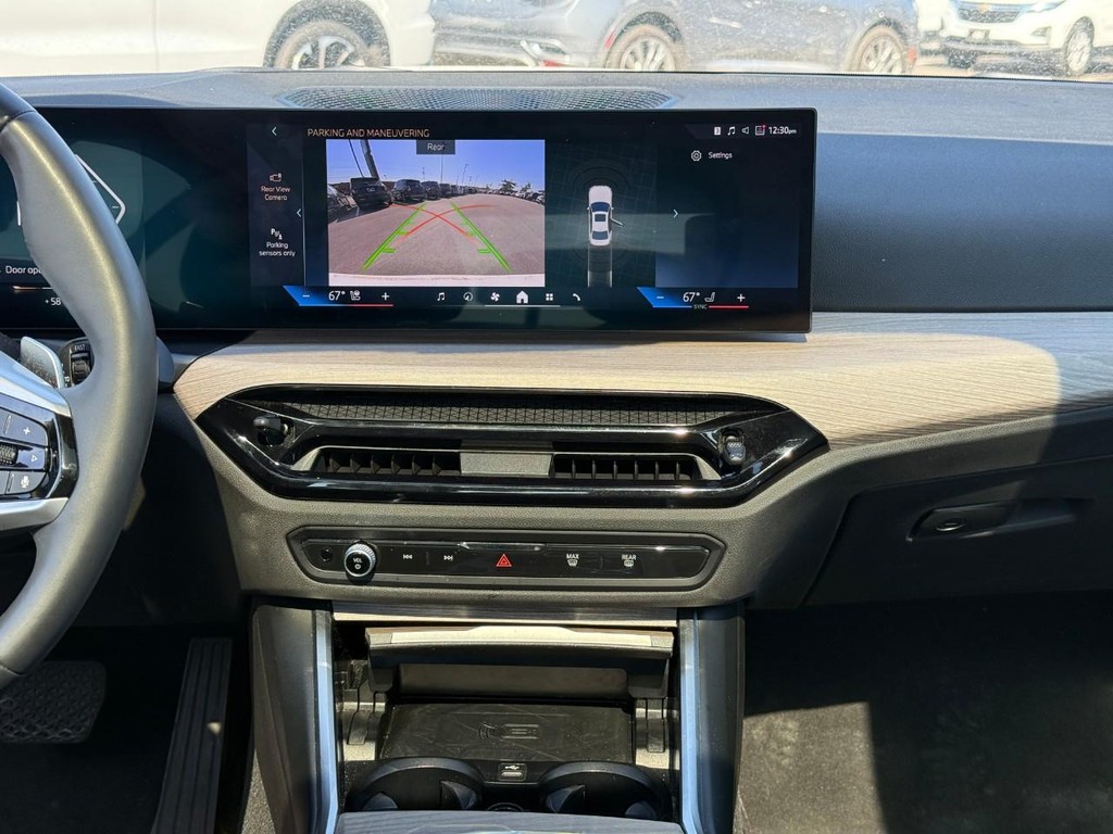 BMW 3 Series Vehicle Full-screen Gallery Image 13