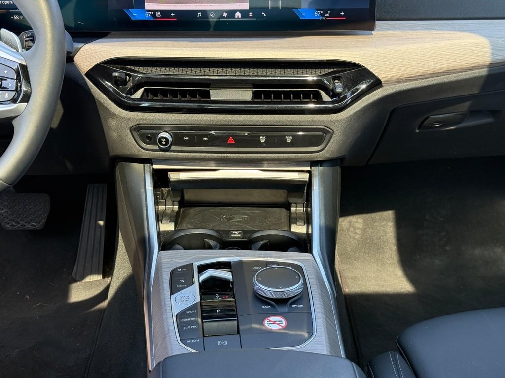 BMW 3 Series Vehicle Full-screen Gallery Image 14