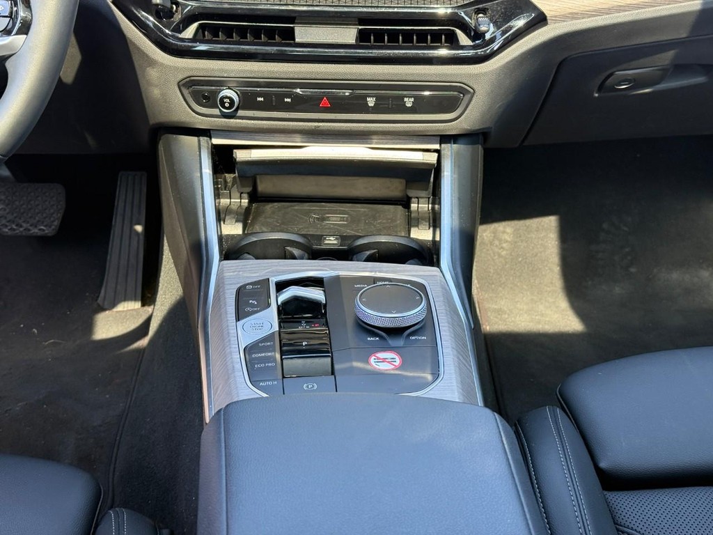 BMW 3 Series Vehicle Full-screen Gallery Image 15